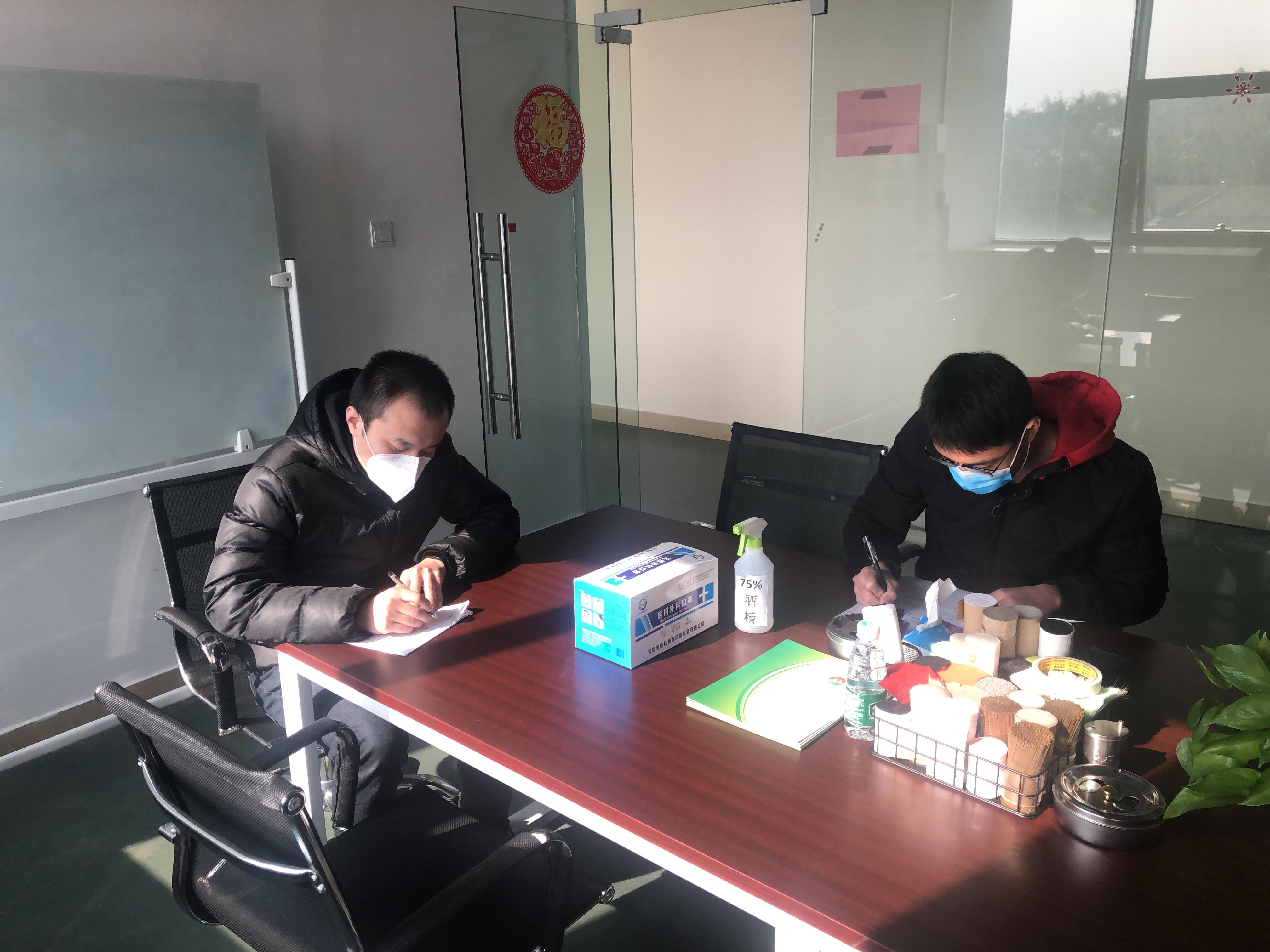 發(fā)放口罩，填寫登記表